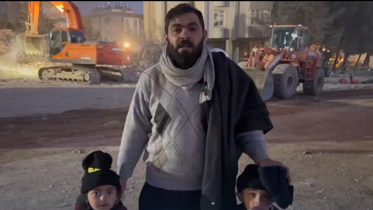 بالفيديو.. سوري وأطفاله ينامون في الشارع بعد تحطم منزله في الزلزال