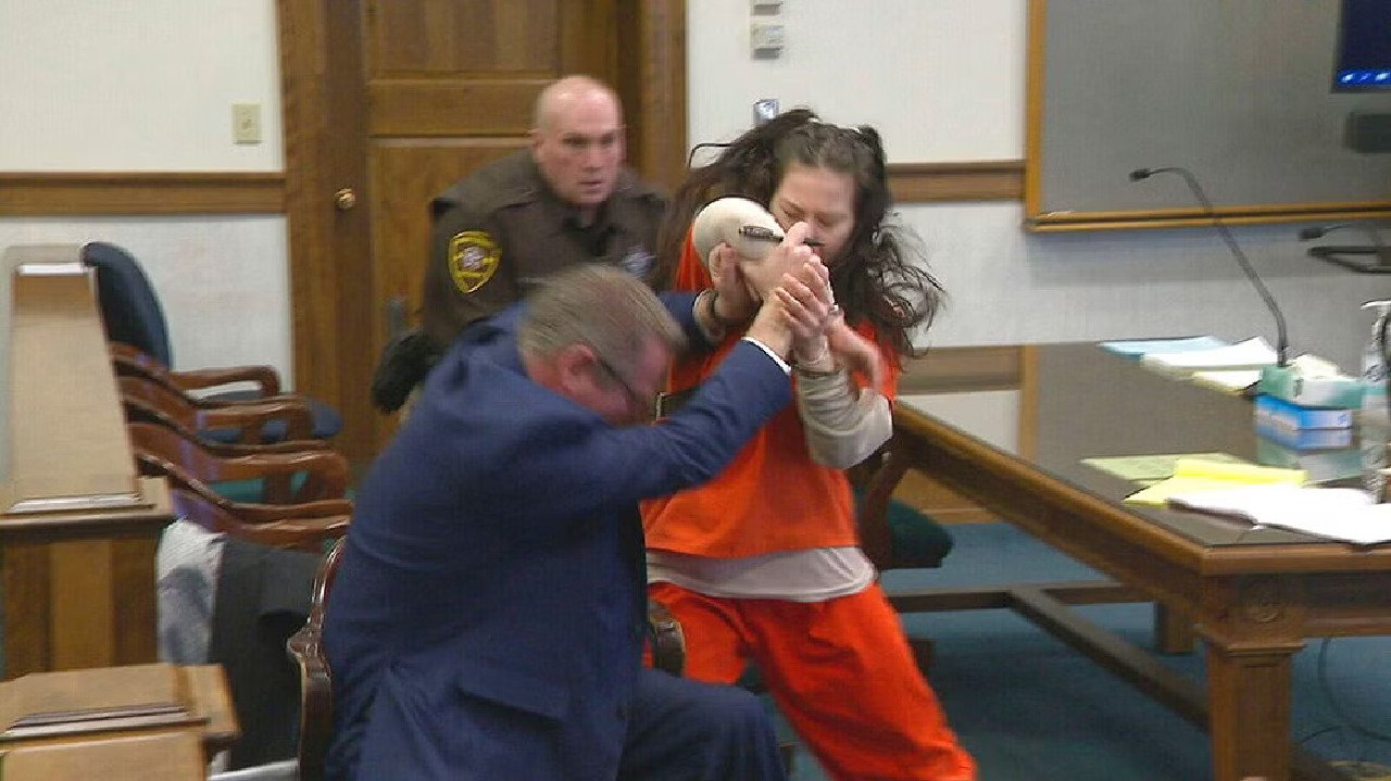 شاهد.. شابة متهمة بالقتل تعتدي على محاميها داخل قاعة المحكمة