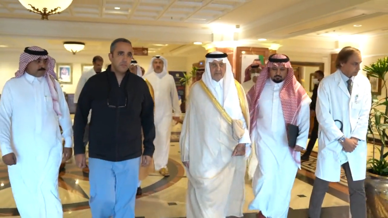 بالفيديو.. أمير مكة يغادر المستشفى بعد إجراء فحوصات طبية