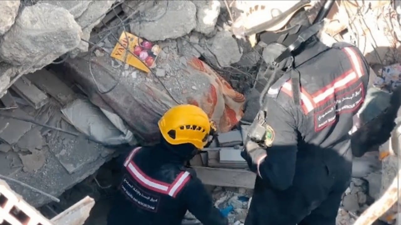 شاهد.. فريق الإنقاذ السعودي يواصل الأعمال الميدانية في أنطاكيا المتضررة من الزلزال بتركيا ⁧