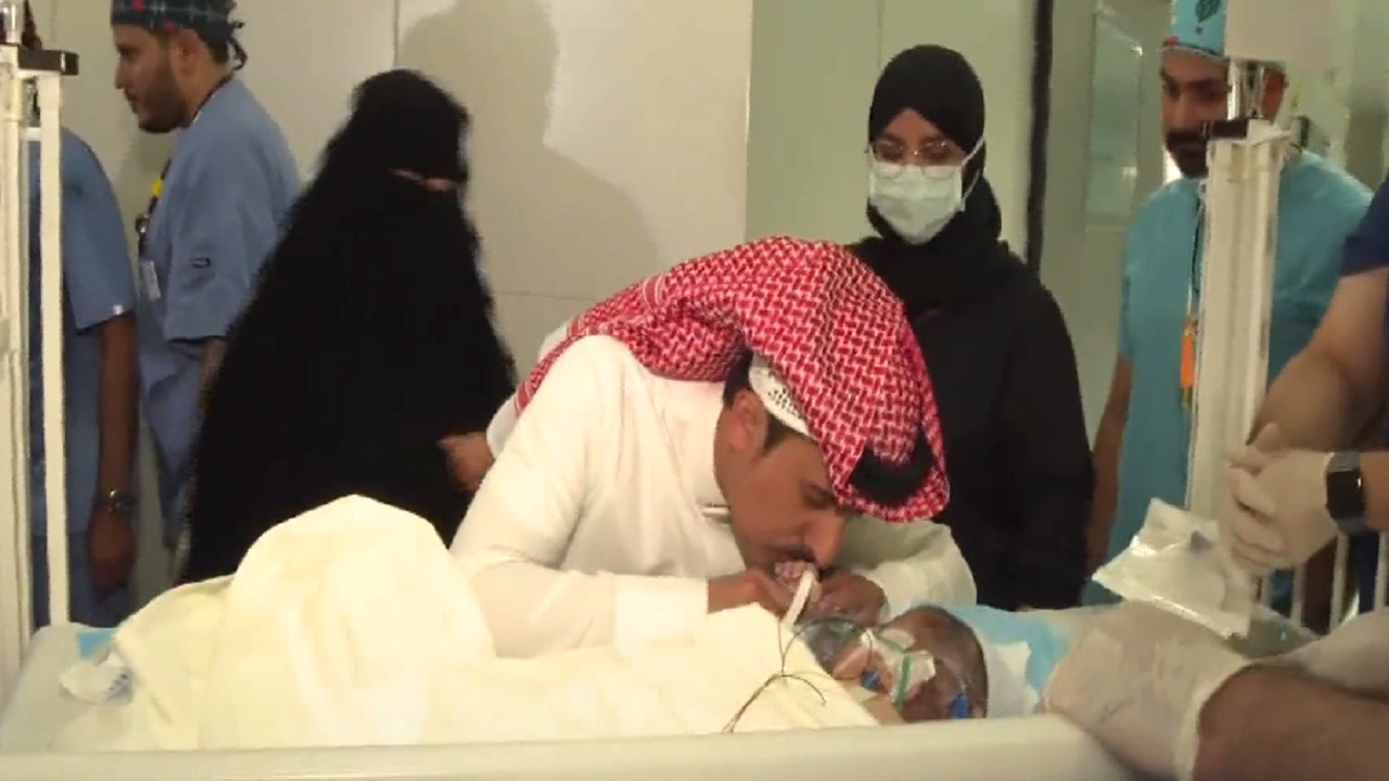 بالفيديو .. لقاء أسرة التوأم السيامي اليمني بـ”سلمان و عبد الله” بعد فصلهما