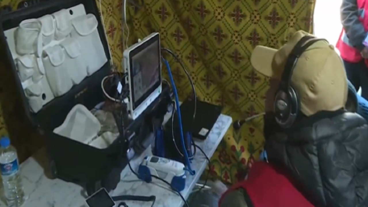 بالفيديو .. أول فحص من الرياض لمصاب في تركيا عبر العيادة الافتراضية