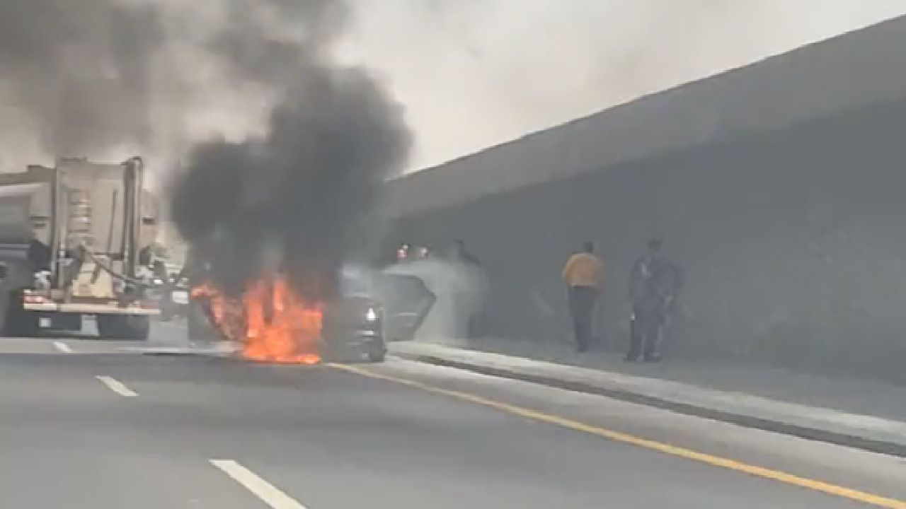 بالفيديو.. حريق في مركبة على طريق الدائري بالرياض