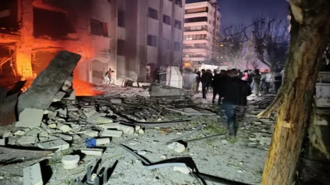 قصف إسرائيلي على أحياء سكنية في دمشق يسفر عن مقتل 5 أشخاص وإصابة 15 آخرين