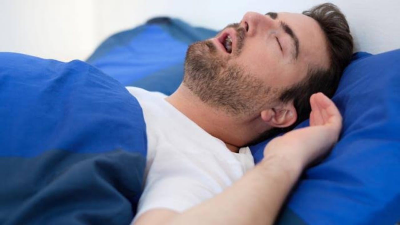 استشاري يكشف عن أعراض انقطاع النفس أثناء النوم