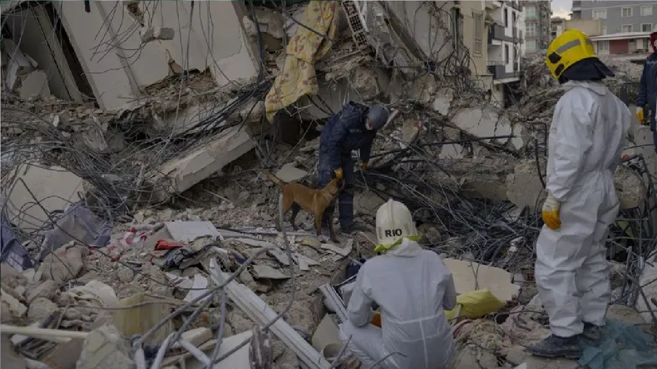ارتفاع حصيلة ضحايا الزلزال بتركيا وسوريا لـ 50 ألف