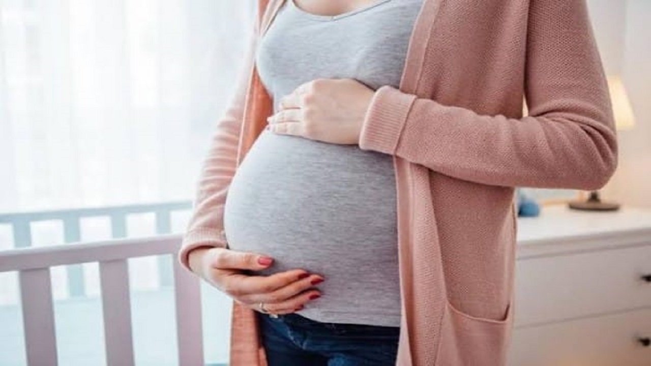 استشارية تكشف عن أسباب الصداع المتكرر في الحمل
