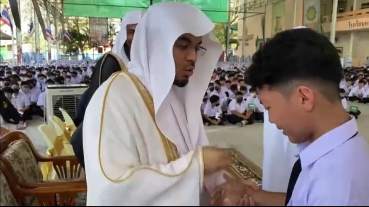شاهد.. شاب تايلندي ينهار باكياً عند لقائه الشيخ ياسر الدوسري خلال حفل مدرسي في بانكوك
