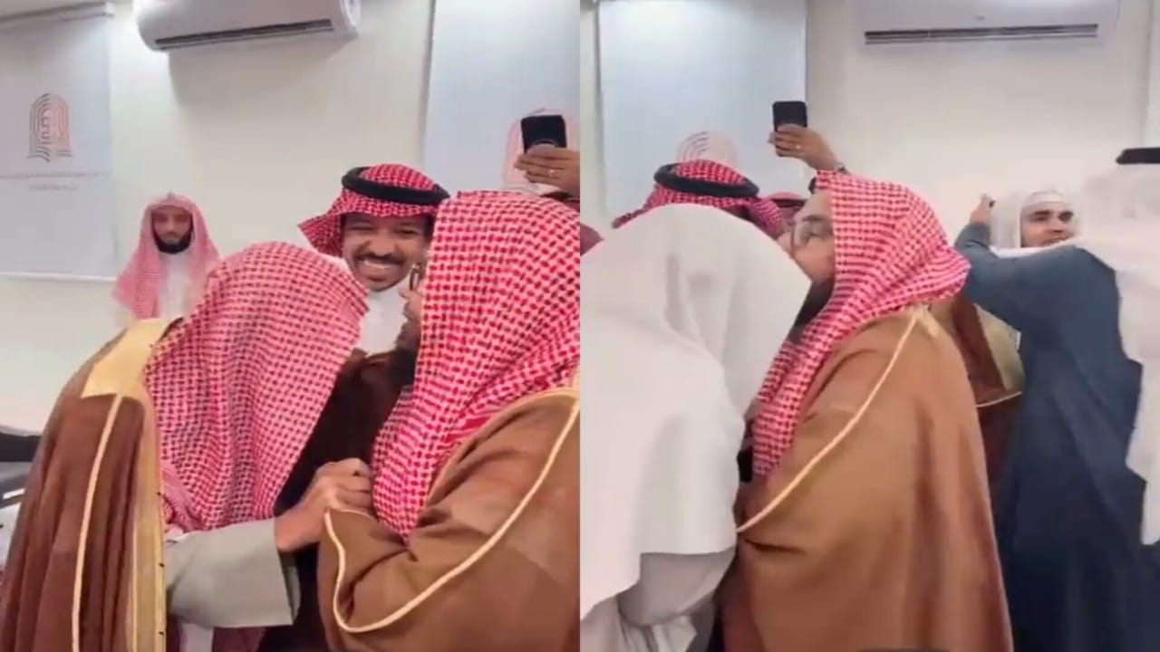 بالفيديو.. الشيخ “المطلق” يقبل رأسي معلمه الخرعان والشيخ المحيميد
