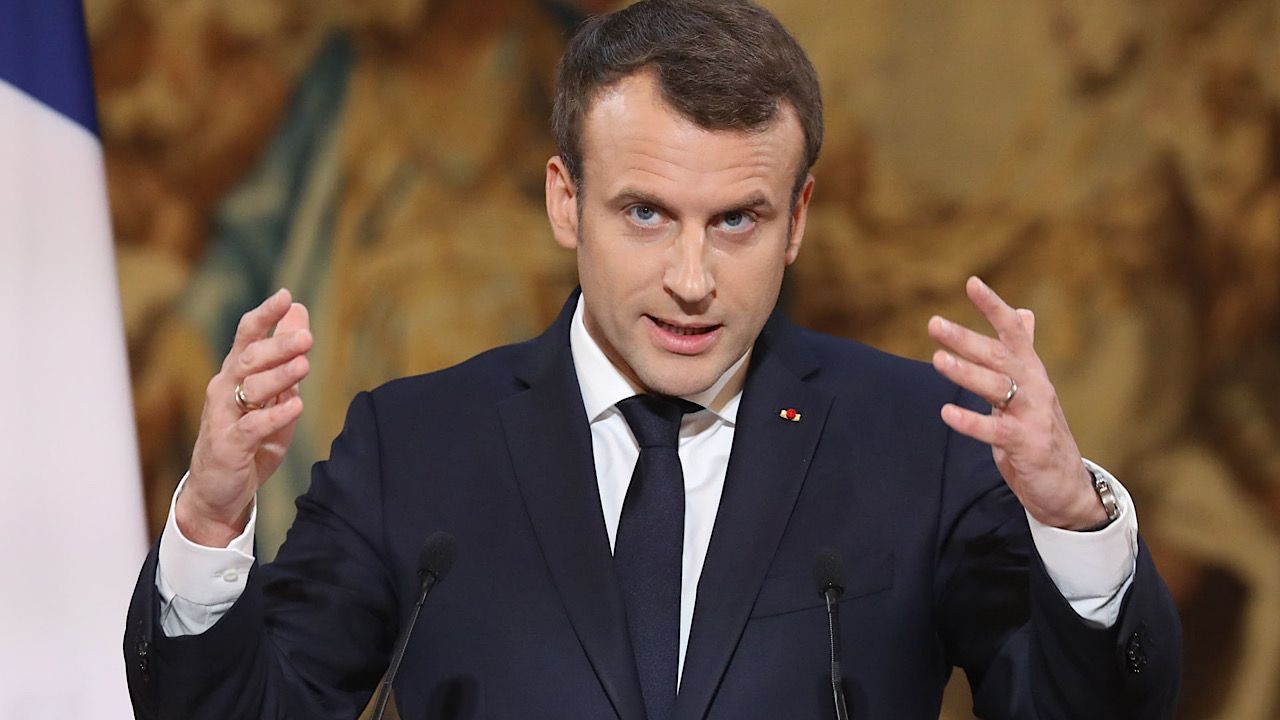 سياسي فرنسي يصف الرئيس الفرنسي بـ كلب الناتو