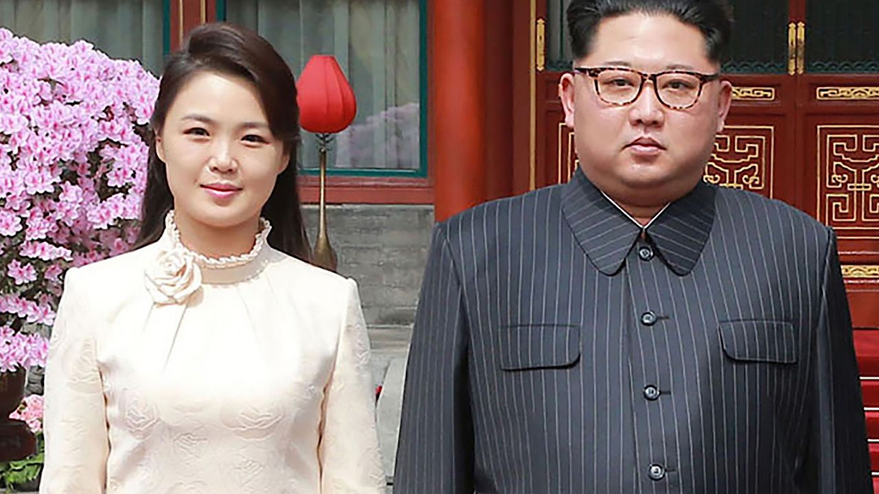 زوجة زعيم كوريا الشمالية ترتدي في عنقها صاروخ