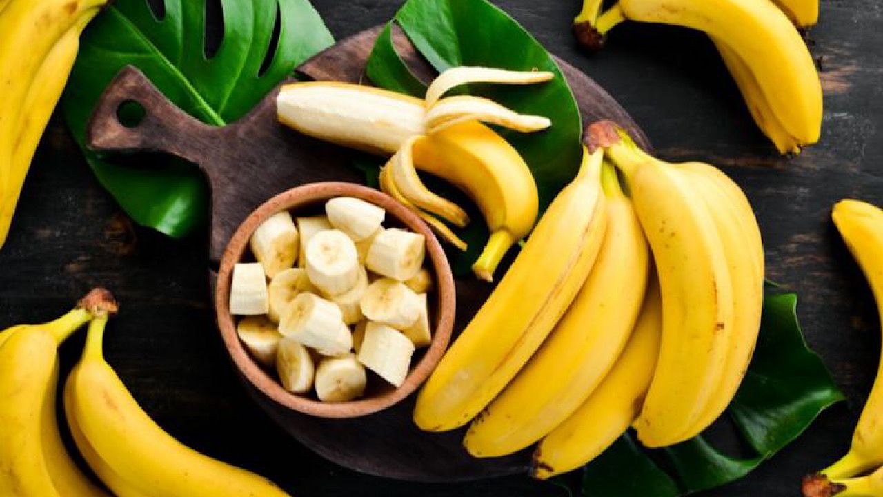 “خبراء” يحذرون من تناول الموز على معدة فارغة