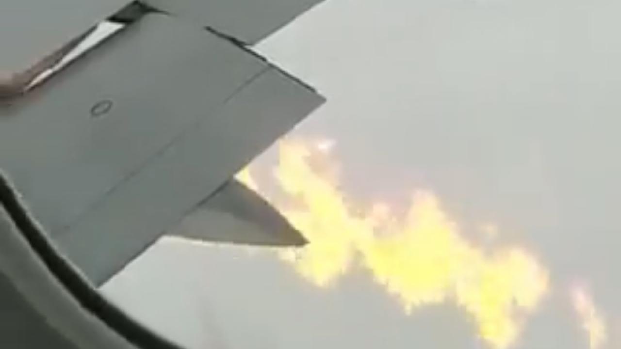 بالفيديو.. طائرة تهبط اضطراريًا بعد اشتعال النيران في أحد محركاتها