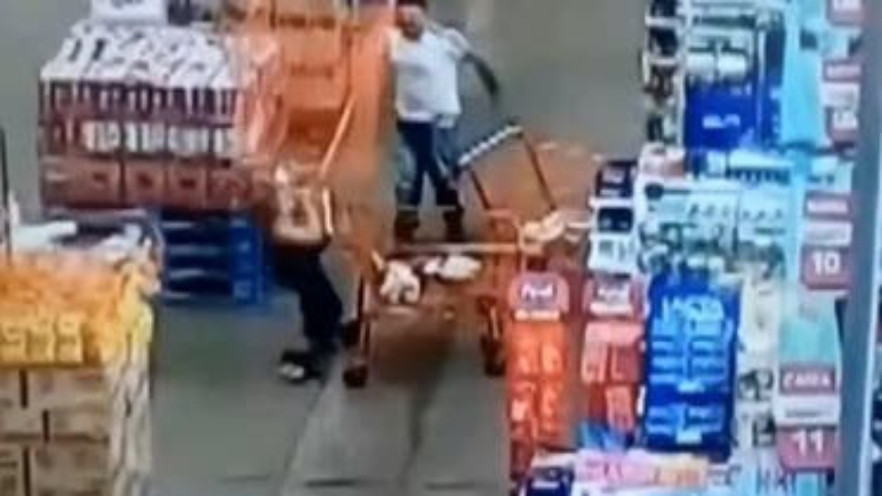 فيديو صادم لرجل يضرب امرأة بعربة تسوق ويتركها فاقدة الوعي