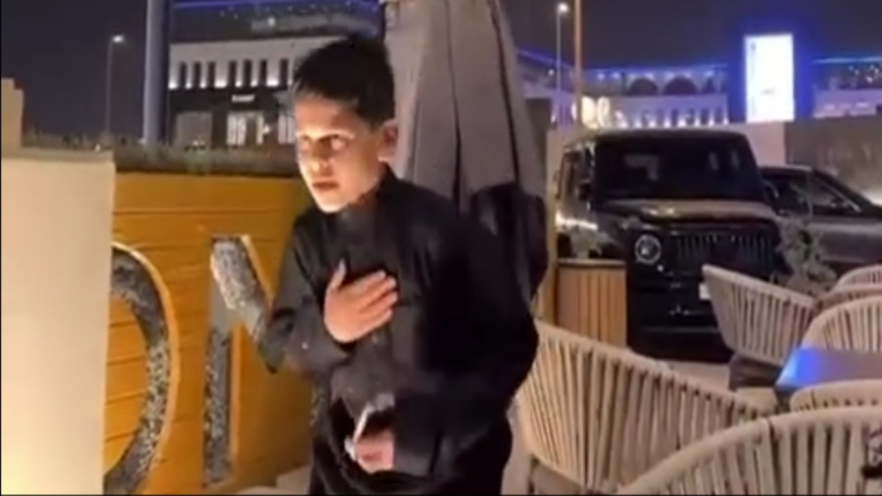 شاهد.. ردة فعل طفل عند لقاءه بنجم الهلال ياسر الشهراني