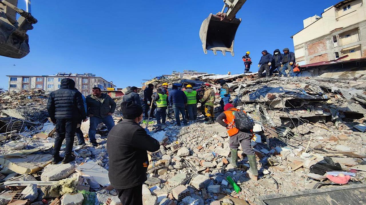 نقل رعايا روس من محيط منطقة الزلزال في تركيا إلى روسيا
