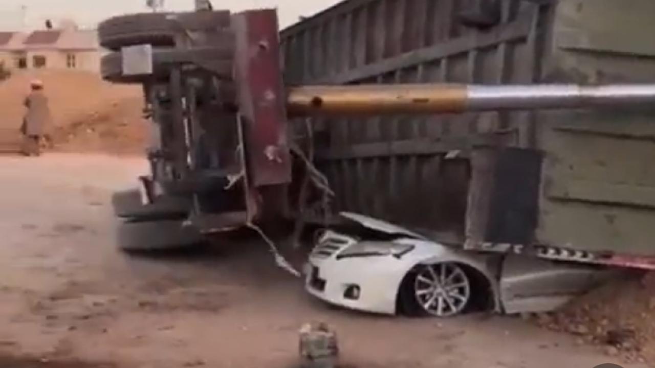 بالفيديو.. انقلاب شاحنة على سيارة كامري أثناء تنزيل شحنة رمل في الرياض