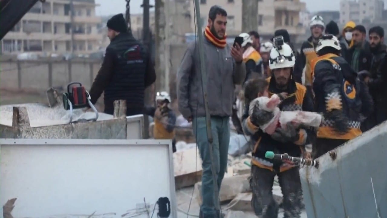 بالفيديو.. لحظة انتشال طفل حياً من تحت الأنقاض بعد زلزال سوريا
