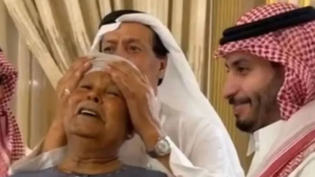 بالفيديو.. عائلة تودع وافدًا مصريًا بالبكاء والقبلات