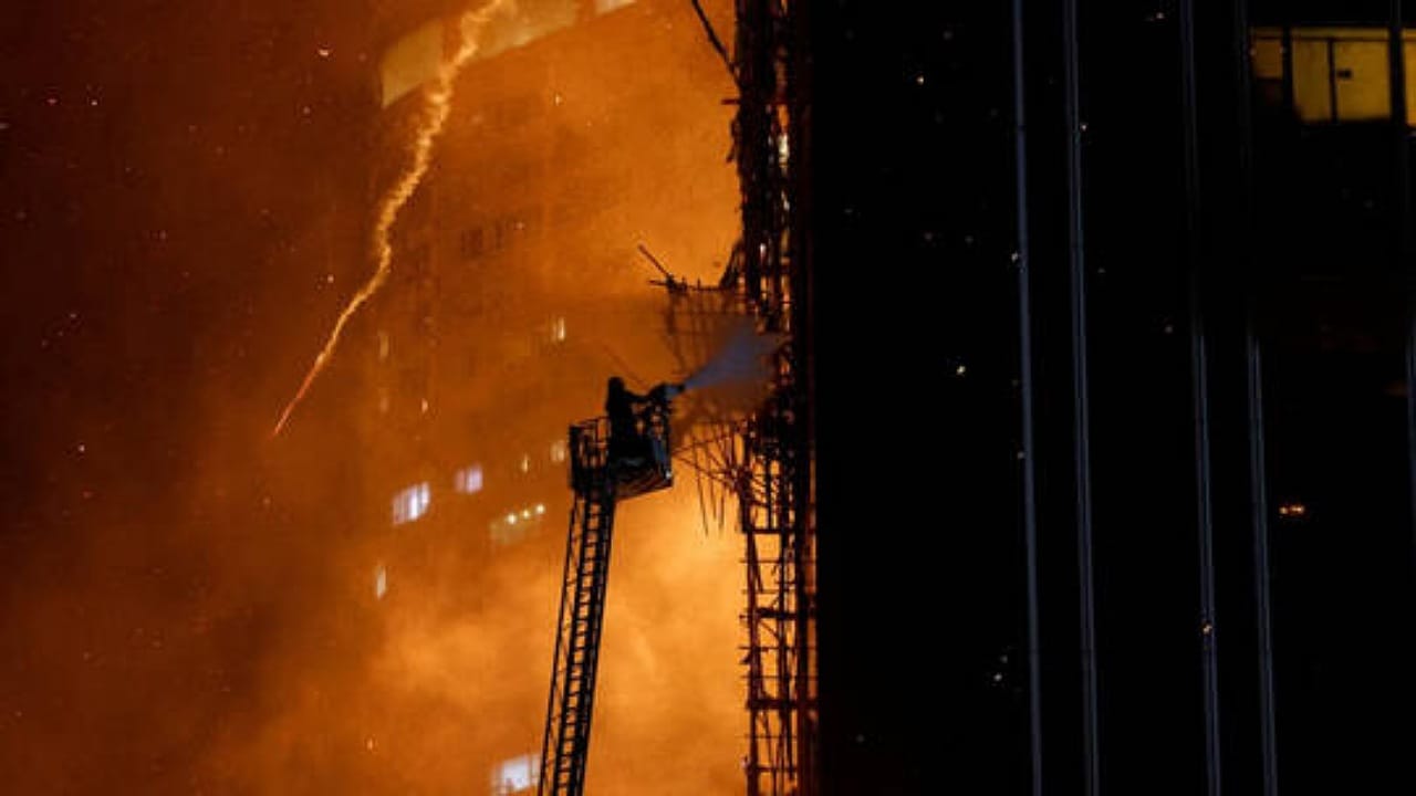 شاهد.. حريق ضخم يلتهم ناطحة سحاب في هونغ كونغ