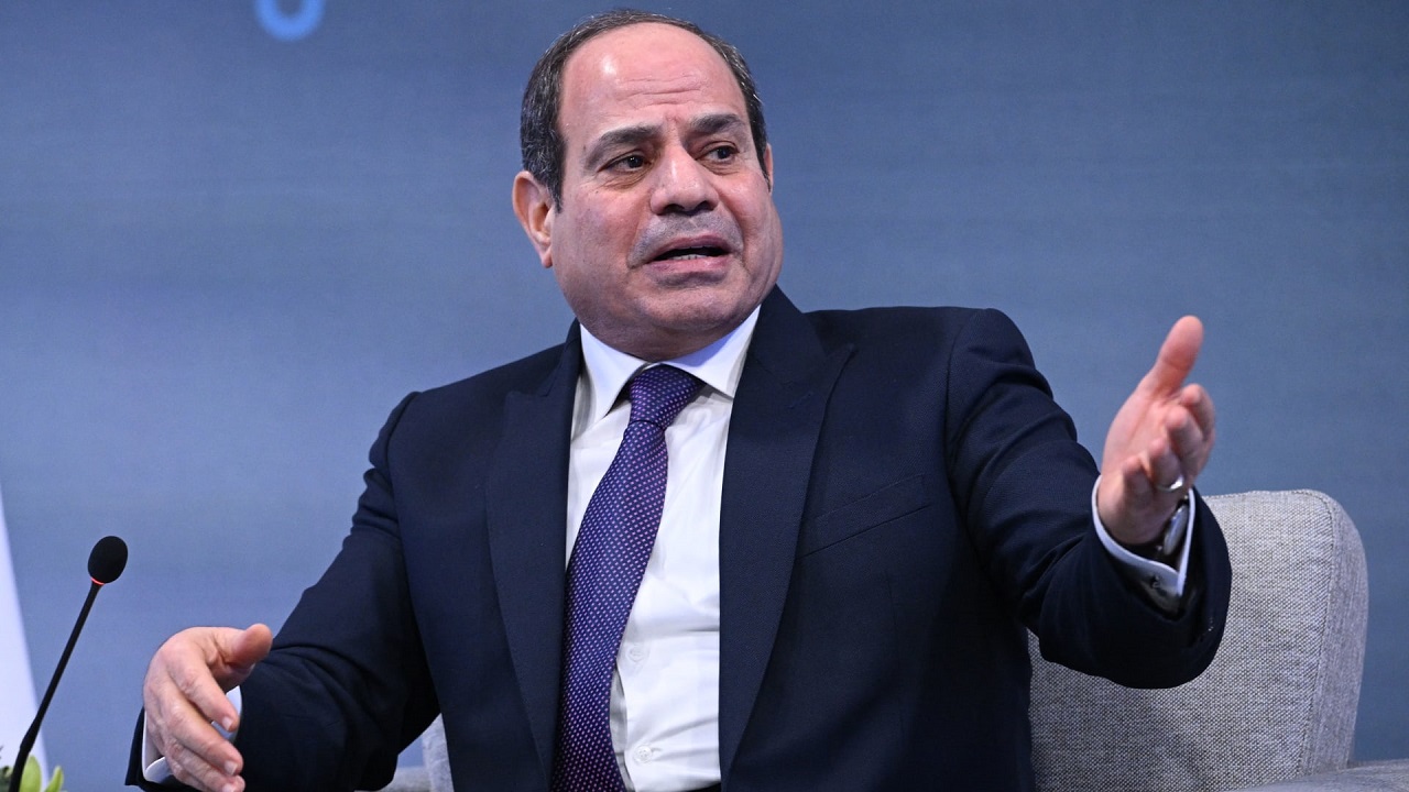 فيديو..الرئيس المصري يمازح سيدة قالت له “بنحبك”: “مش عاوز مشكلة”