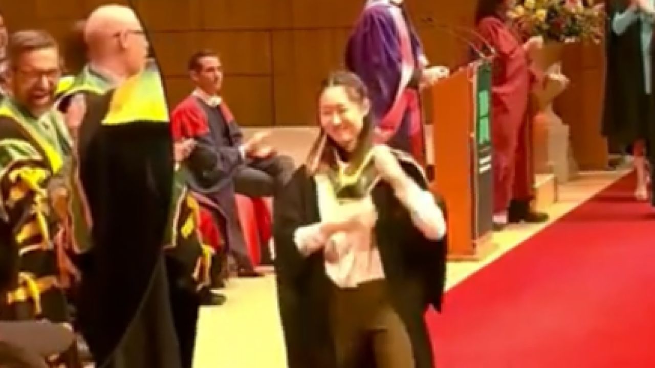 بالفيديو.. طالبة صينية تفاجئ العالم وتقفز في الهواء في حفل تخرجها