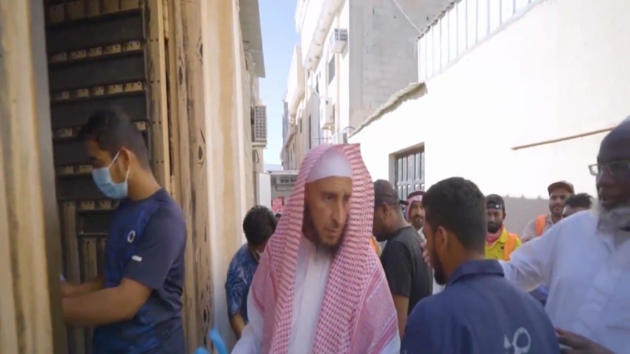 بالفيديو.. مواطن يسير على خطى والده في إفطار الصائمين على مدى 3 عقود ببريدة