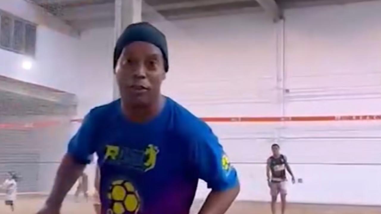 بالفيديو.. ⁧‫رونالدينيو‬⁩ يظهر مهاراته الكروية في الكرة الطائرة بالقدم