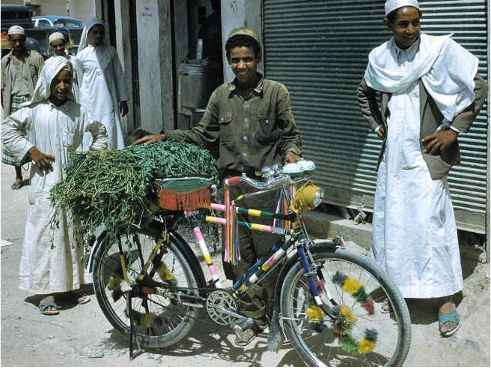 صورة لشباب بشارع العطايف بأول الستينات الميلادية