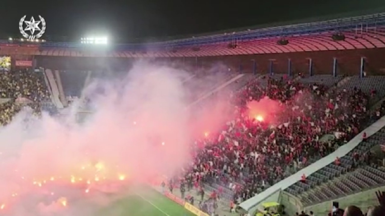 بالفيديو .. مشجعون إسرائيليون يحرقون ملعب في القدس