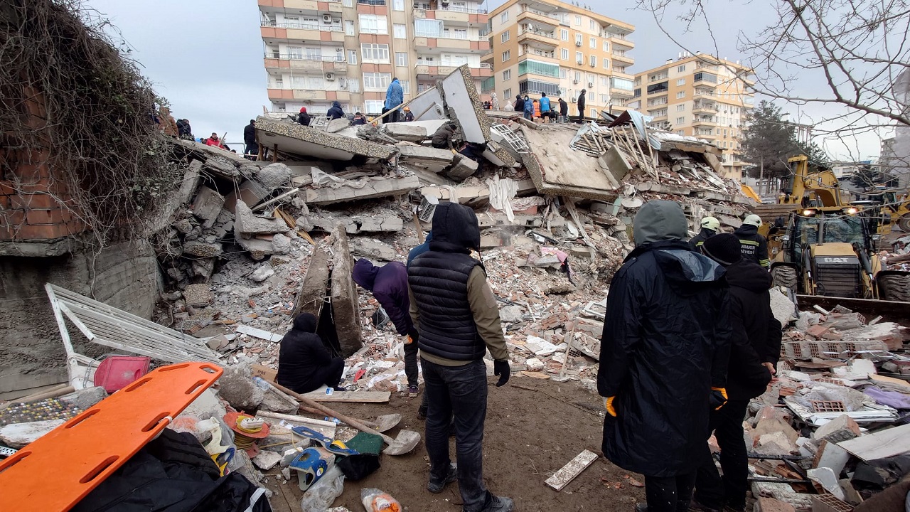 تركيا تستعد لزلزال جديد والسلطات تخلي المنازل