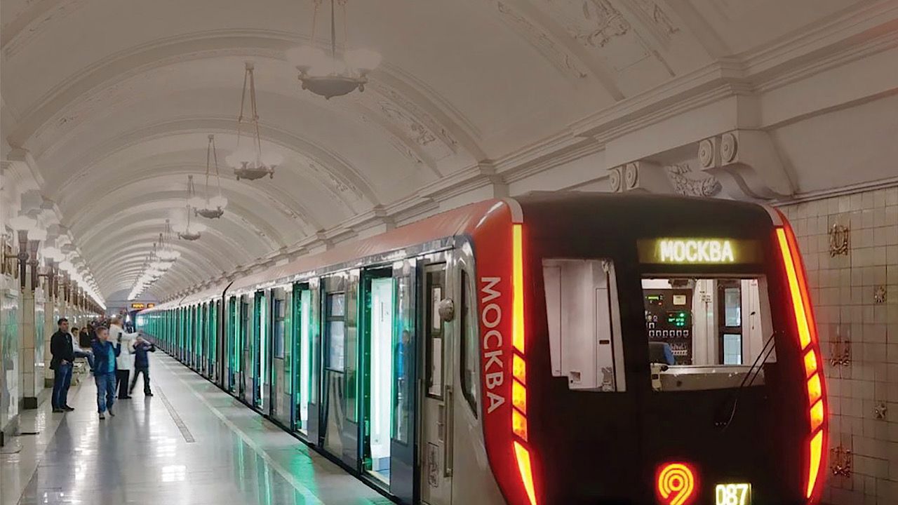 بالفيديو.. مختل نفسي يدفع مراهقًا نحو عجلات قطار مترو الأنفاق