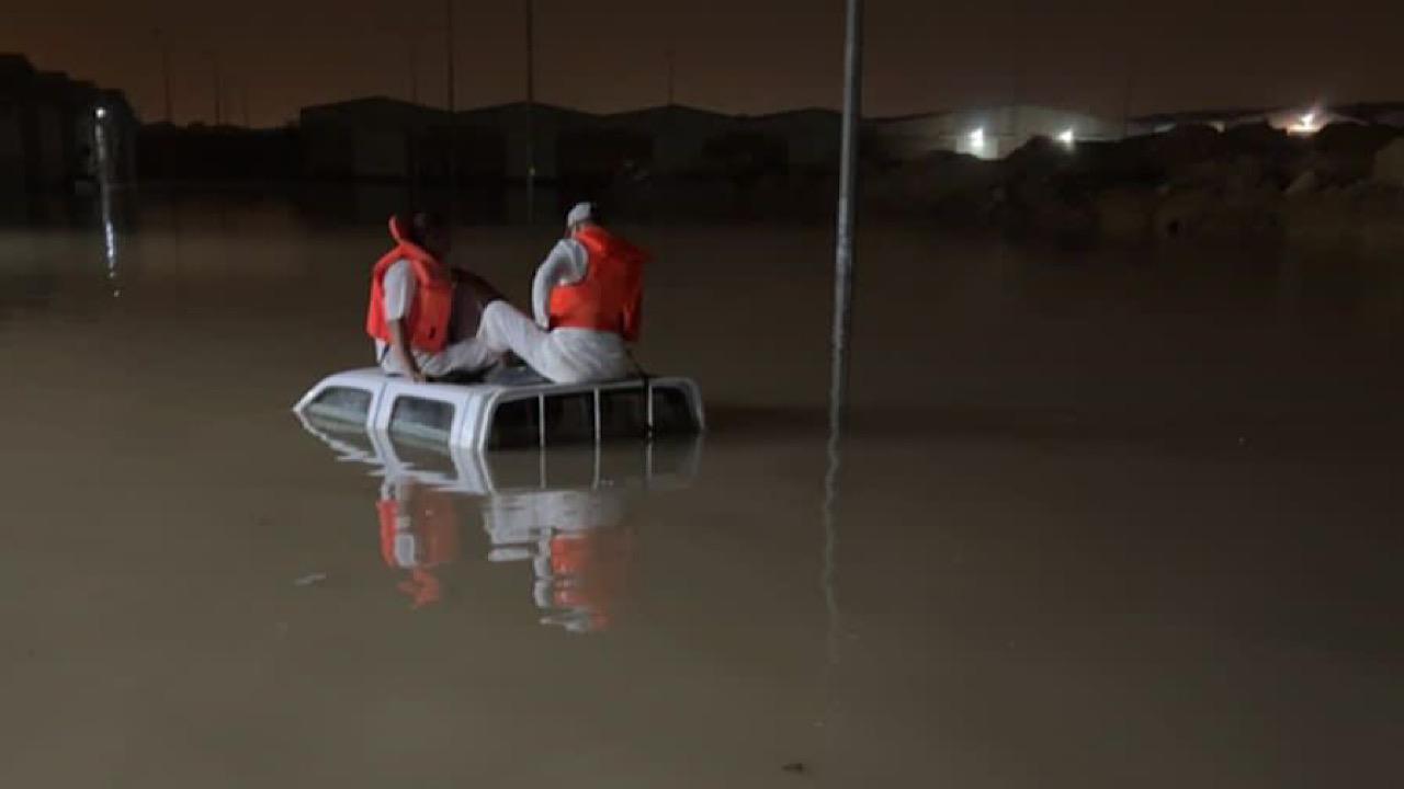 “مدني الرياض” ينقذ 3 أشخاص في مركبتين علقتا بمياه الأمطار
