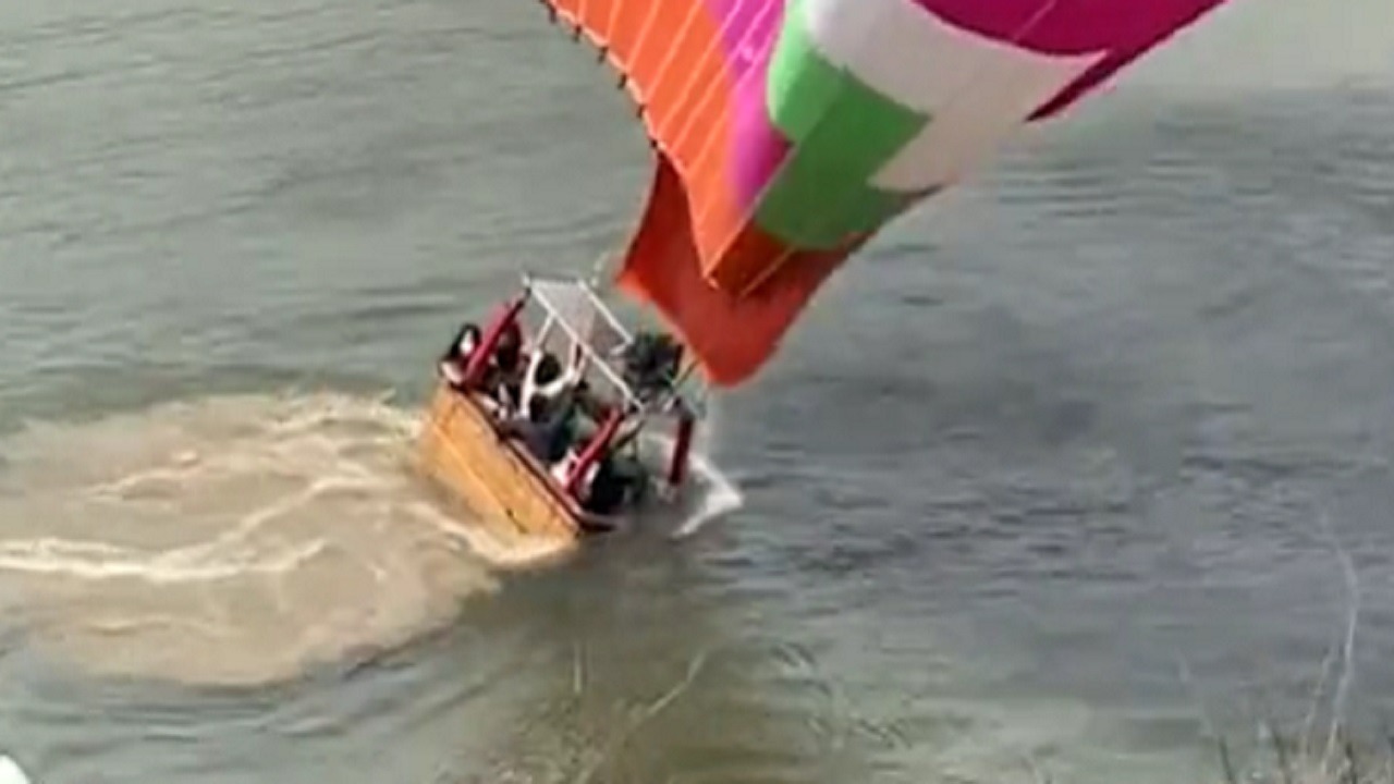 بالفيديو.. لحظة سقوط منطاد بالسياح في بحيرة