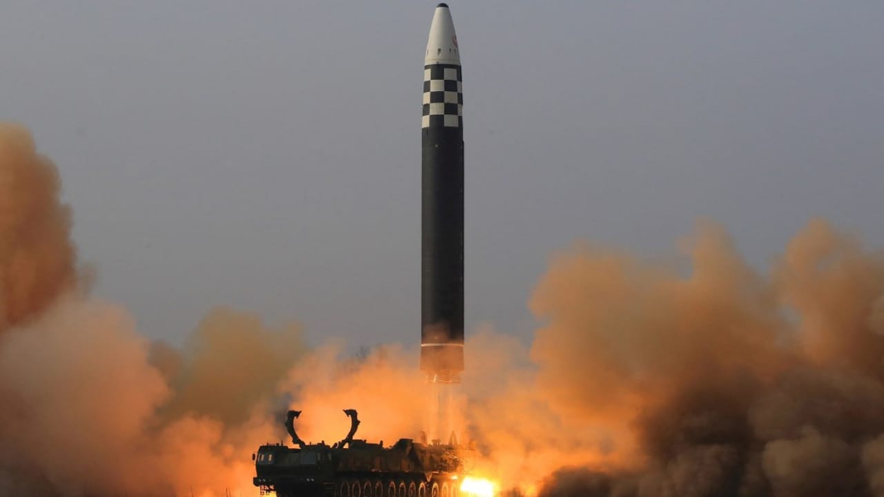 كوريا الشمالية تطلق صاروخًا باليستيًا قصير المدى