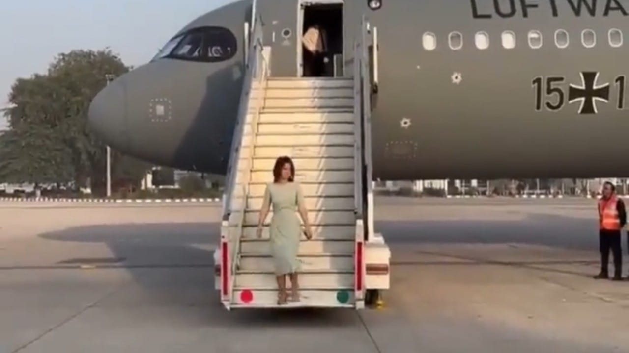 بالفيديو .. وزيرة الخارجية الألمانية تتفاجأ بعدم وجود أحد لاستقبالها بمطار نيودلهي