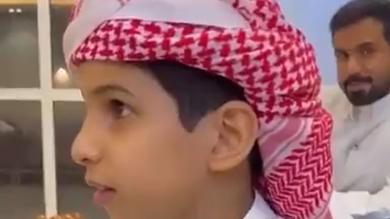 أشوف كيف القرآن مكتوب.. أمنية تبكي الأعين من طفل كفيف (فيديو)