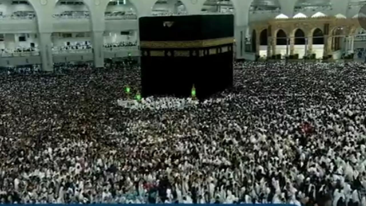 بالفيديو.. حشود غفيرة من المعتمرين في صحن الطواف في آول جمعة من رمضان