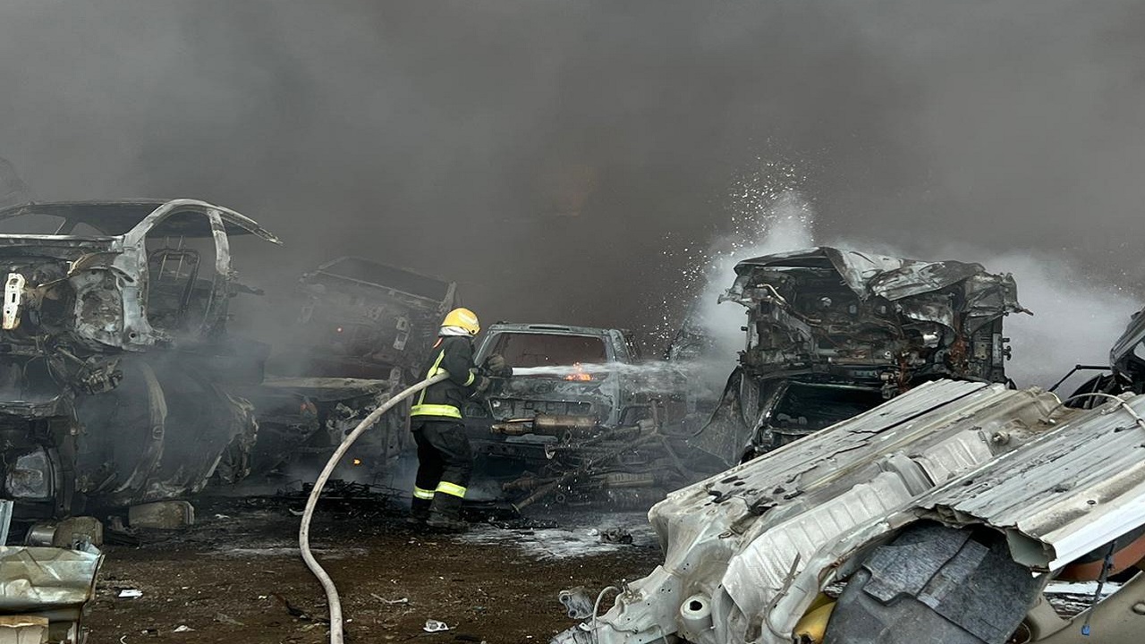 “مدني ⁧‫الرياض‬⁩” يخمد حريقًا في تشليح الحائر بالرياض