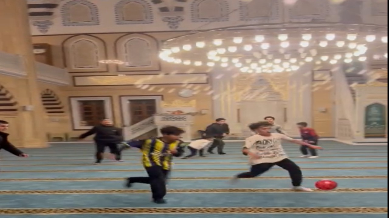 لقطات مصورة لأطفال يلعبون كرة القدم داخل مسجد تثير الغضب