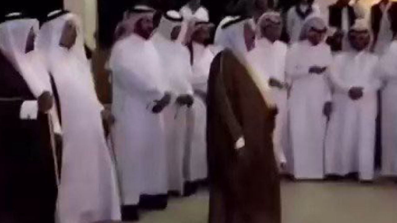 بالفيديو.. سعوديون يحضرون زواج صديقهم الباكستاني ويقدمون له &#8220;عانية&#8221; الزواج