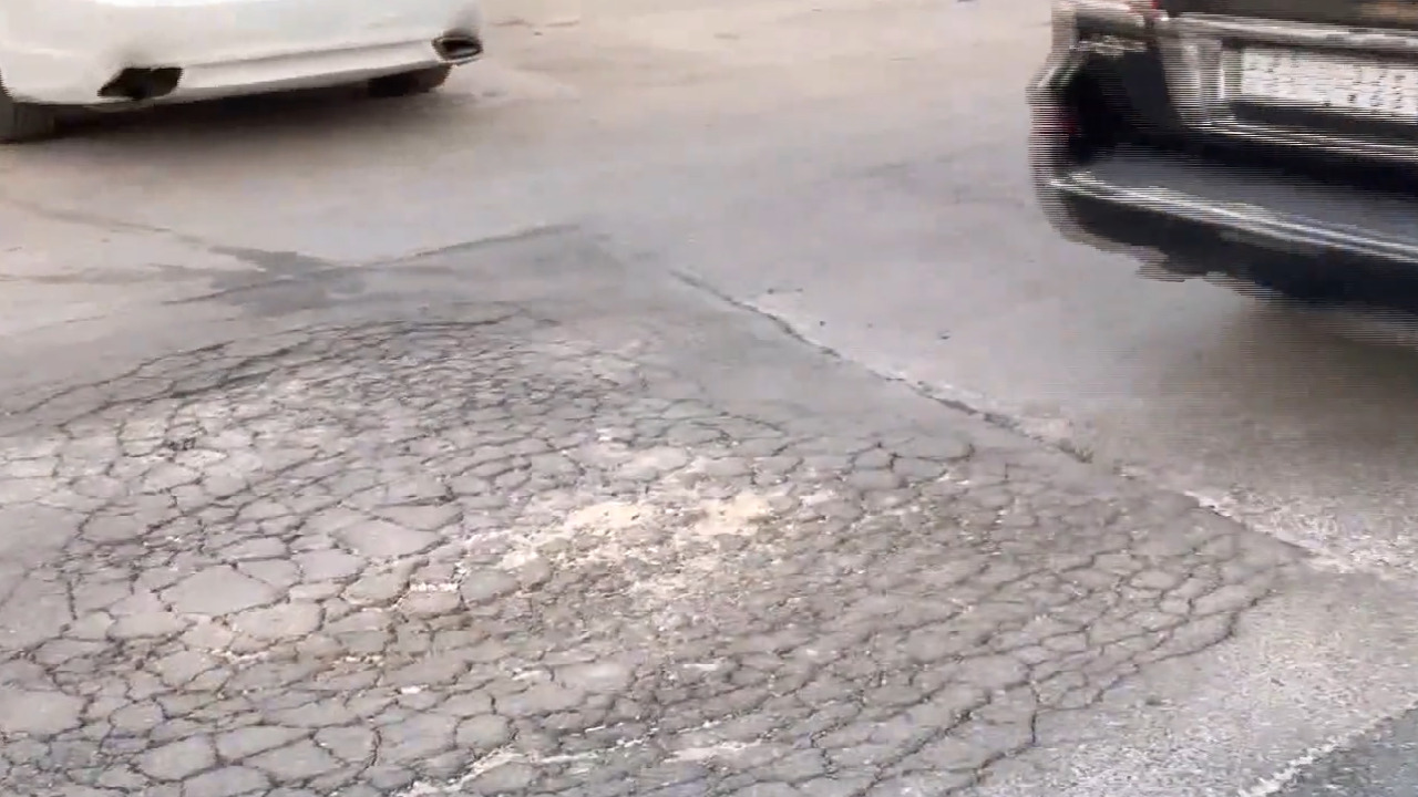بالفيديو.. حفر الشوارع تسبب أضراراً وحوادث جسيمة