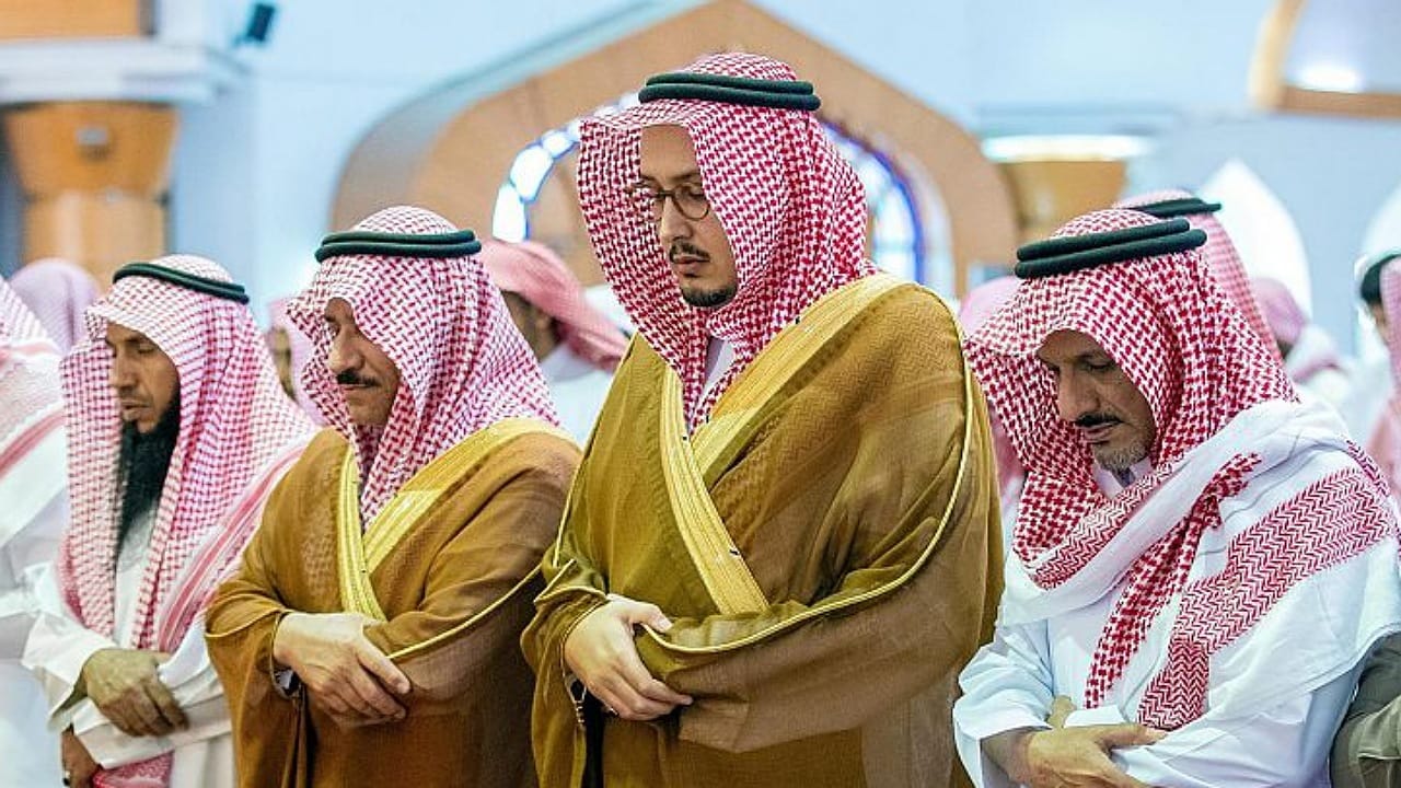 نائب أمير الشرقية يؤدي صلاة الميت على الشيخ راكان آل حثلين