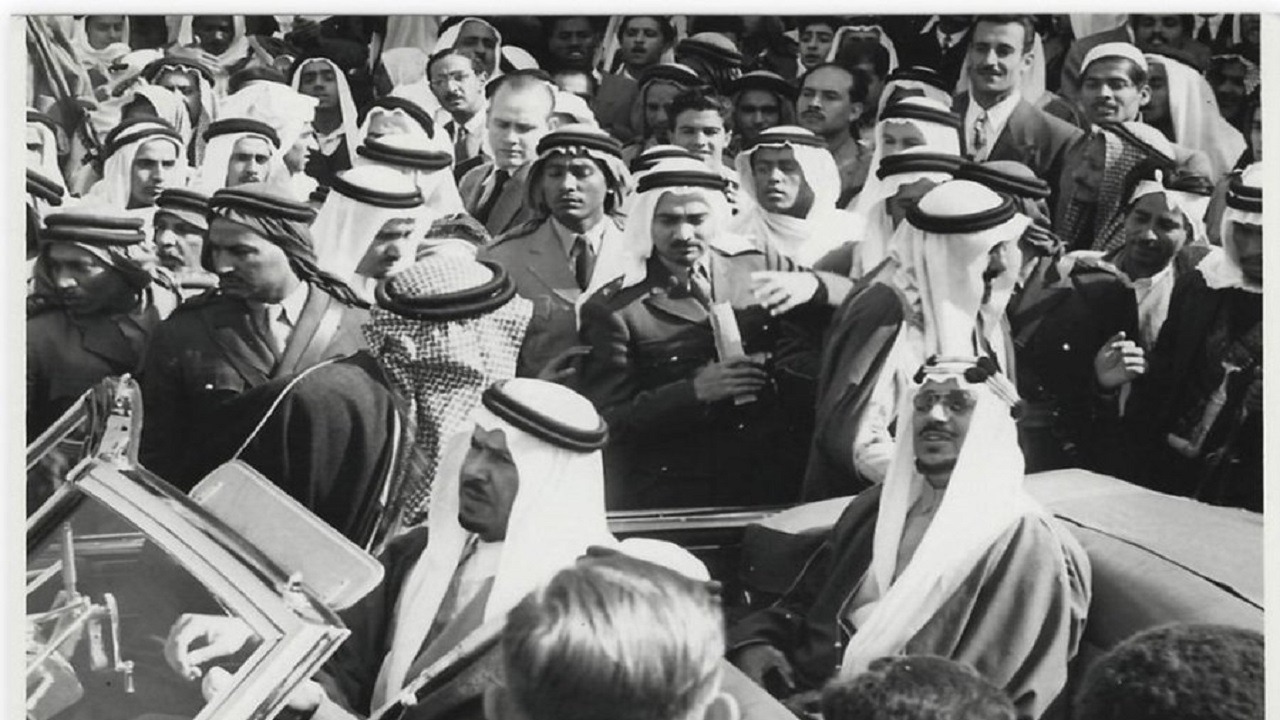 صورة تاريخية لزيارة الملك سعود للمنطقة الشرقية
