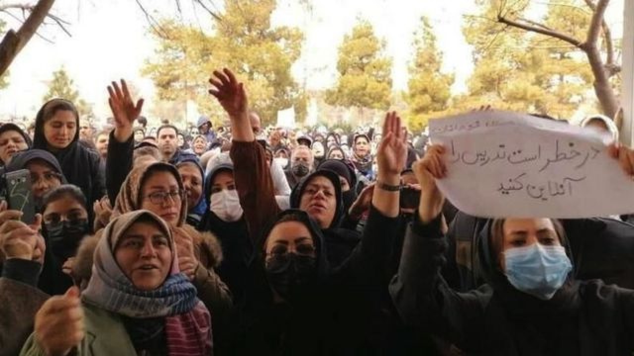 نساء إيران يتظاهرن تنديداً بتسميم الطالبات