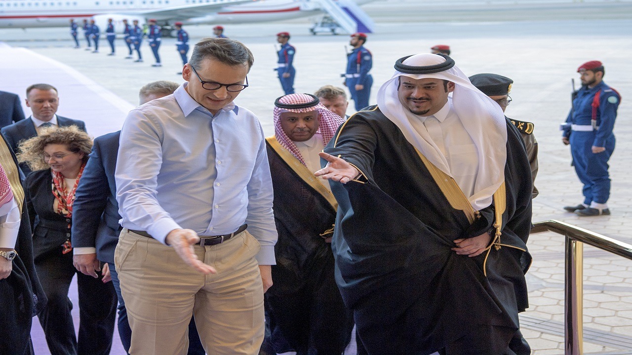 بالصور .. رئيس وزراء بولندا يصل إلى الرياض