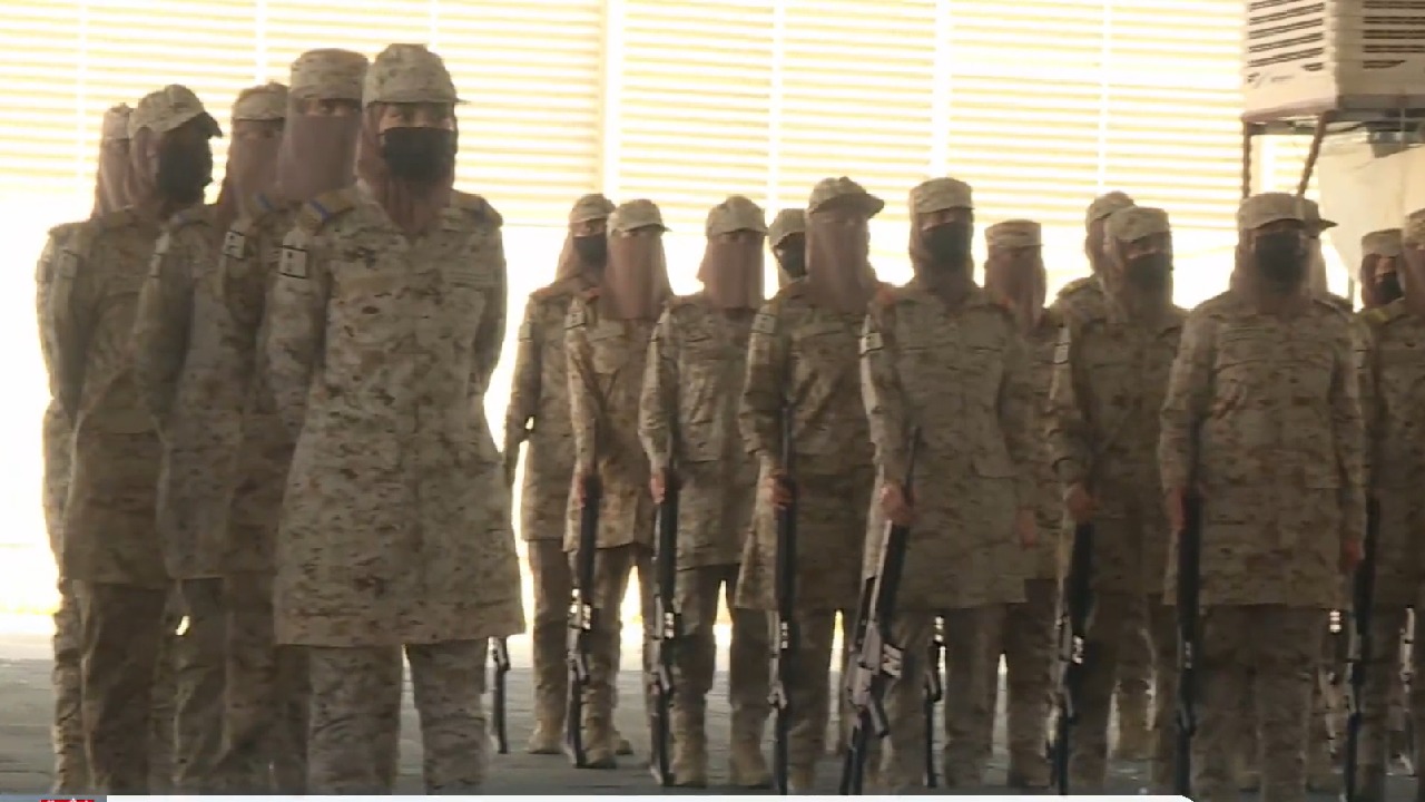 بالفيديو .. تخرج 170 مجندة من القوات المسلحة يدافعن عن تراب الأرض