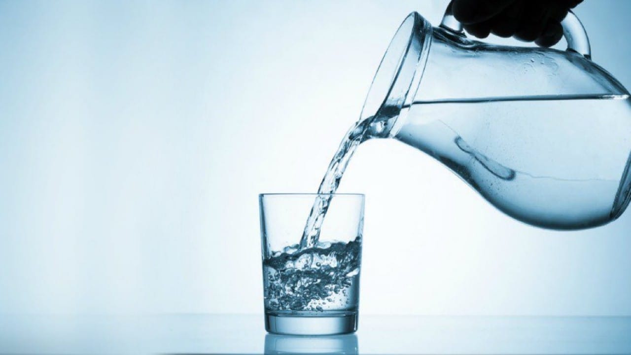 استشاري يكشف عن 4 مشاكل صحية تسببها قلة شرب الماء في رمضان 