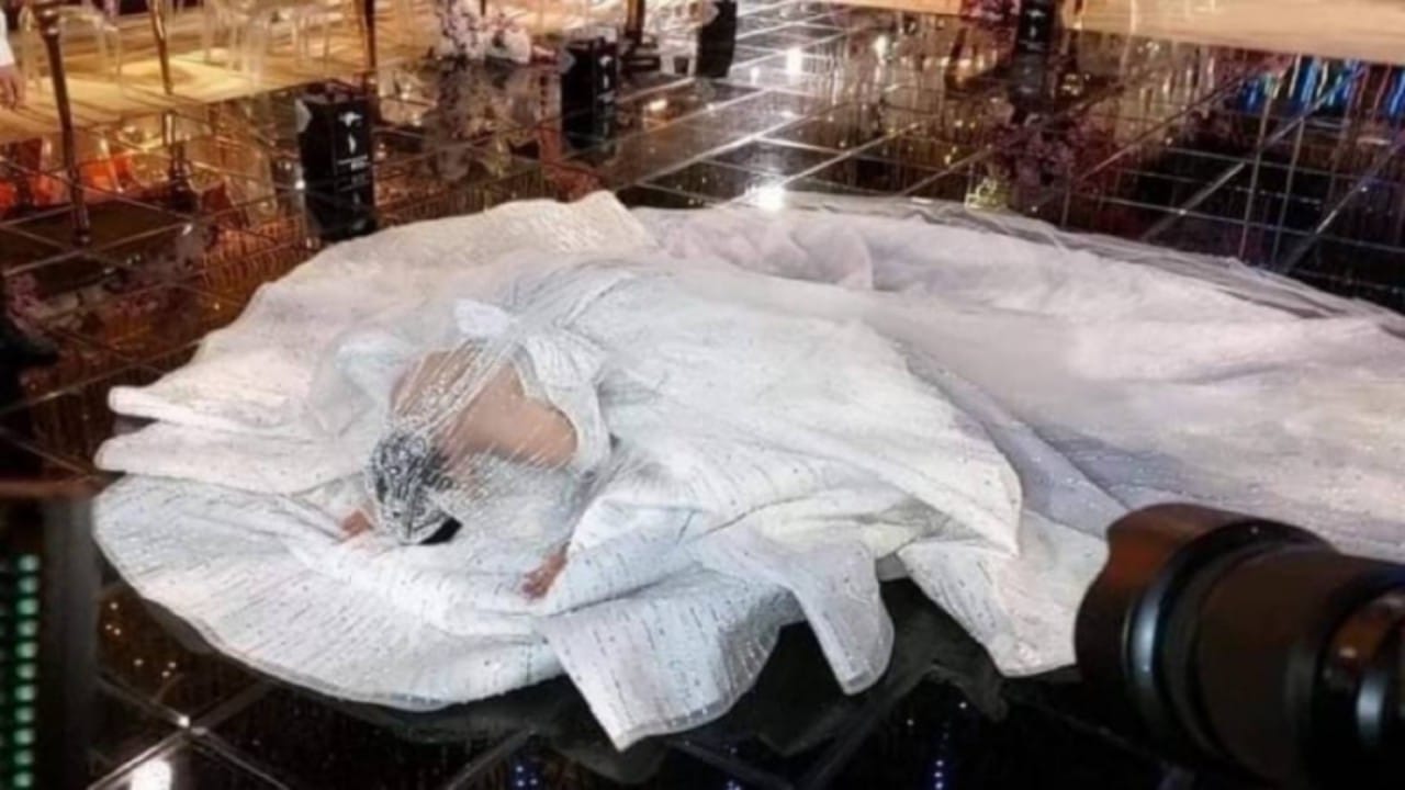شاهد.. زوجة حسن شاكوش تسجد على الأرض خلال حفل زفافها 