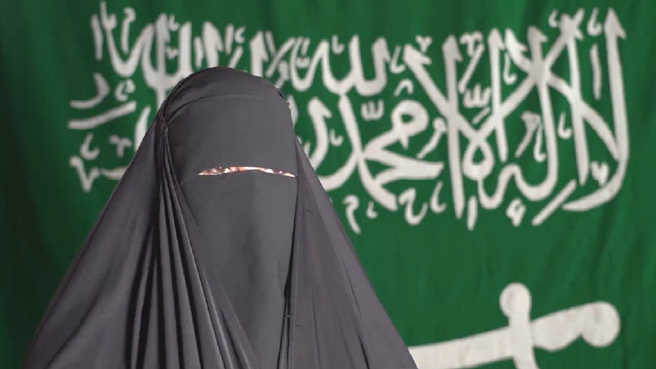 بالفيديو .. مواطنة تنسج بيديها أطول علم سعودي من السدو
